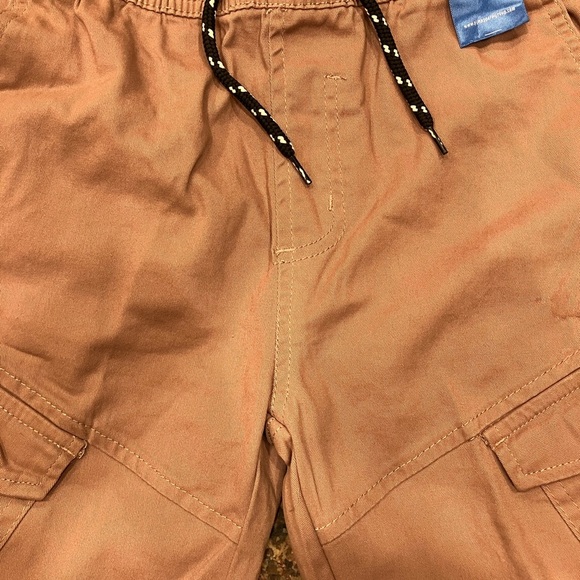 Sovereign Size L State Casual Cargo Shorts with Elastic Waistband. Has marks - Picture 3 of 6